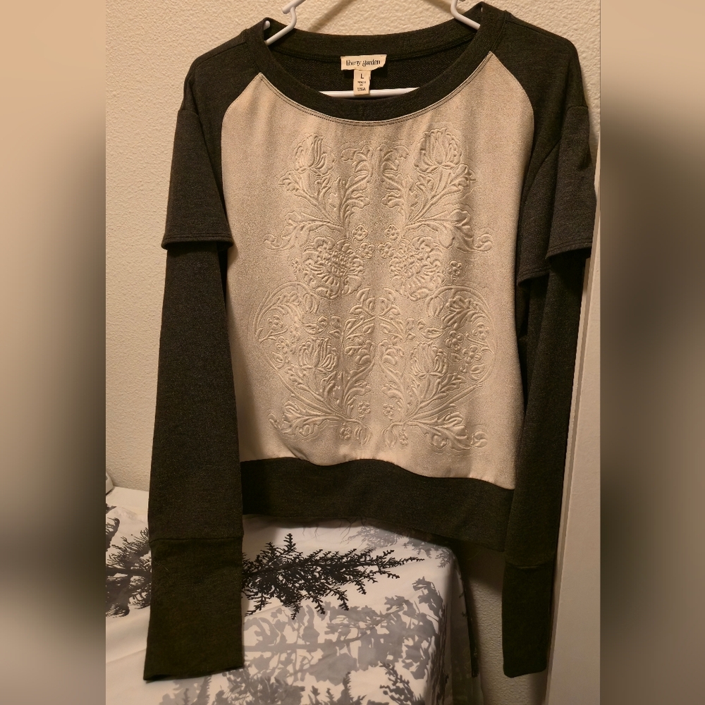 Pressed-leather-look Floral Design Sweater